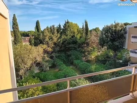 studio meublé avec balcon, cave et stationnement