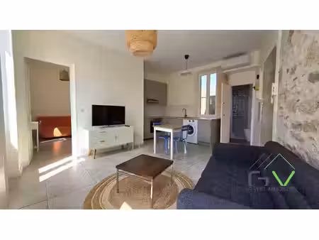 charmant t3 meublé rénové à nîmes centre