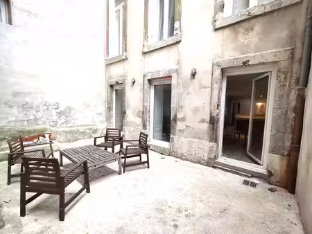 à louer meublé – marseille 1er – studio de 51 m² avec cour privative de 25 m²