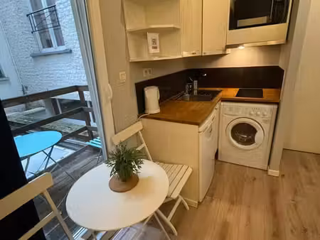 petit studio meuble et equipe avec balcon pour 1 personne !