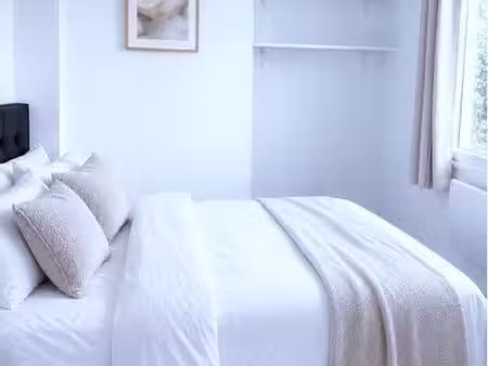 t2 meublé rénové 35 m² – 590 cc – disponible