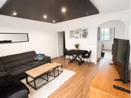 t3 meublé 66 m² rénové – grande chambre avec dressing – parking – 900 cc