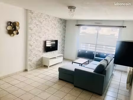 t2 rénové et meublé de 53 m2 avec terrasse et parking entre saint victor et vauban