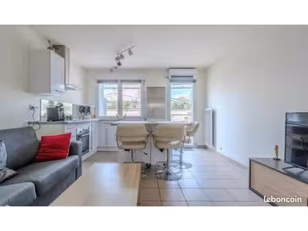 t2 meublé 35 m² – climatisation – 2 places de parking – saint-médard-en-jalles