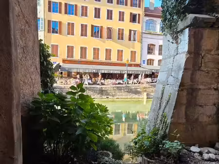 t2 meublé 38 m² rénové – vue sur le thiou – vieille ville d’annecy