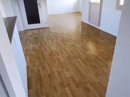 appartement f4 très propre, cuisine équipée + frigo congélateur, chauffage inclus, balcon,