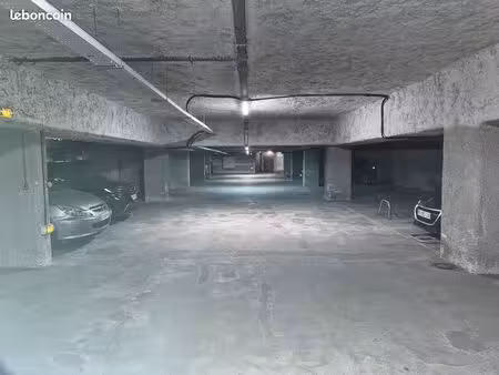 à louer – emplacement de parking sécurisé – rue des huissiers, neuilly-sur-seine