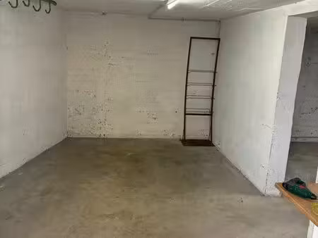 garage/box 40m carré avec électricité