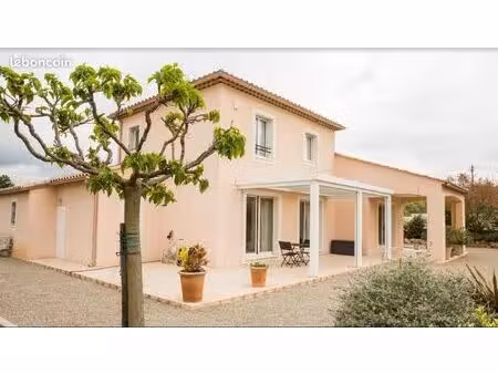 située dans un environnement calme et recherché, cette maison familiale à étage offre un a