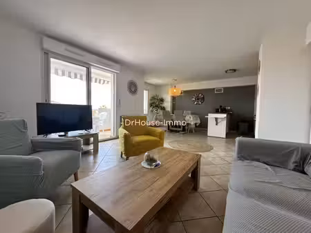 appartement meublé de 92 m² doté de deux terrasses ainsi qu'une piscine, idéalement situé 