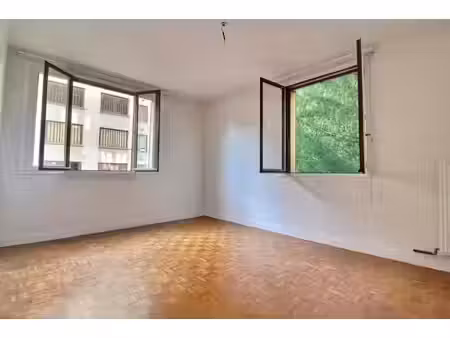 mairie, 3p de 56m2 avec cave et parking
