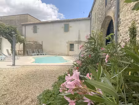 mas de village du xixo siècle avec cour , piscine dans un village avec commerces.