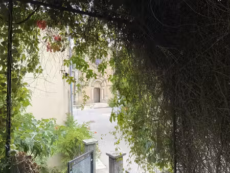 maison à rénover avec cour, jardin et garage au coeur d'un des plus beaux villages de...