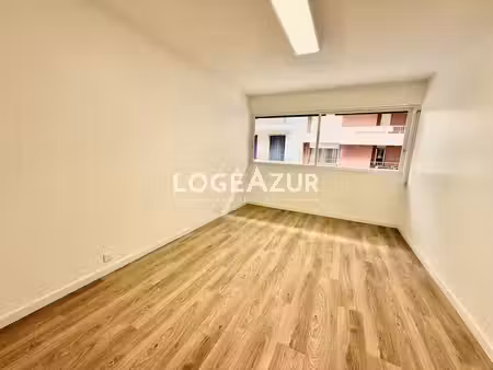 location locaux professionnels 4 pièces 55 m² à antibes (06600), 1 350 €