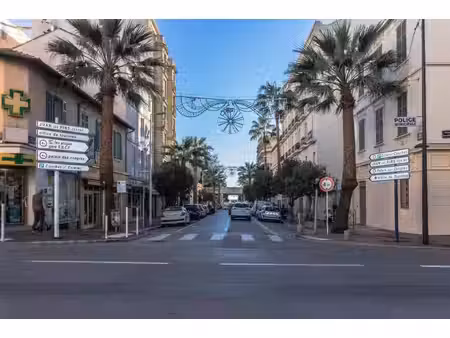 juan les pins immeuble avec 2 appartements et 2 commerces