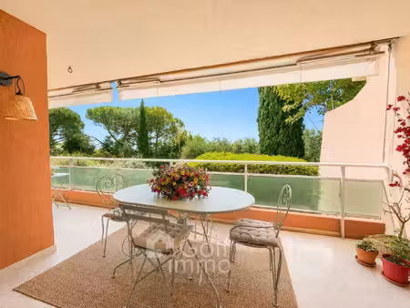 appartement de 2 pieces avec une grande terrasse et place de parking