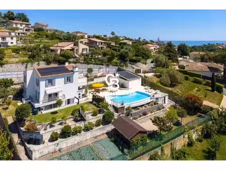 belle villa familiale en position dominante avec piscine et vue panoramique sur les...