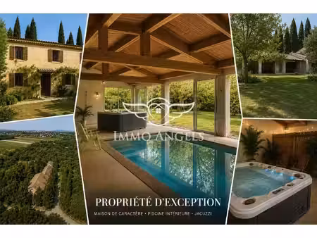 ensemble immobilier de caractère avec piscine couverte et fort