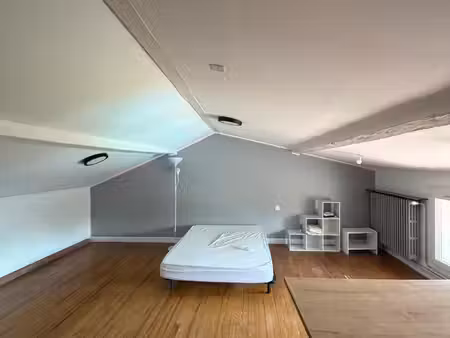 grand espace chambre avec sa salle de bains independante a