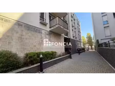 appartement type 4 avec balcon et stationnement
