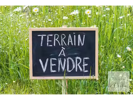 terrain à bâtir de 797m2, libre de tout constructeur, à 5mn à pied du centre ville