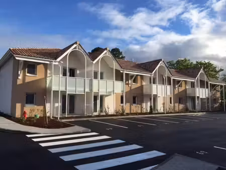 t3 avec terrasse et 2 parkings dans jolie rés. calme et arborée