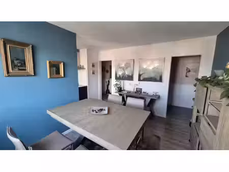 appartement t3 en dernier étage avec stationnement.