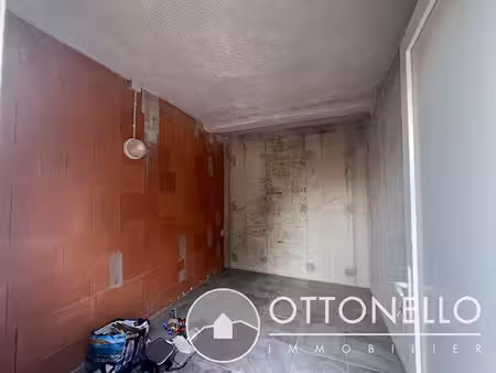 roquebrune sur argens - local ou cave de 9 m2 à louer