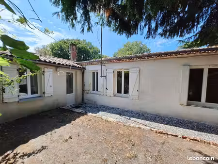 à louer, maison de 3 pièces - 60m2, rénovée avec jardin privatif - proche blaye centre