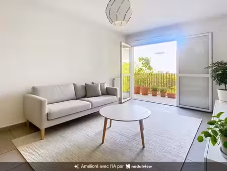bel appartement t3 avec grande loggia vue jardin