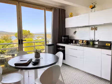 saint-aygulf — studio 30 m2 entièrement rénové, côté lagune, parking privé sécurisé