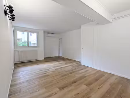 appartement t4 rénové avec balcon en centre-ville d'auch