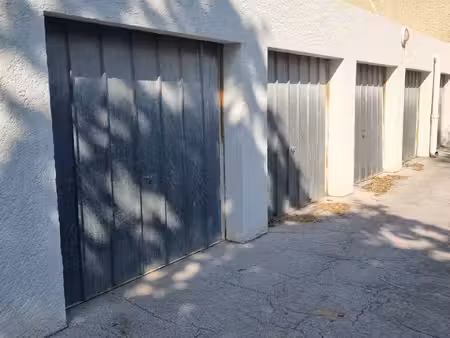 a vendre a six fours garage au centre ville