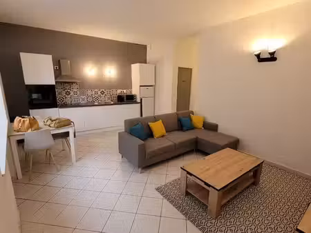 joli t2 meublé et climatisé avec terrasse en hypercentre