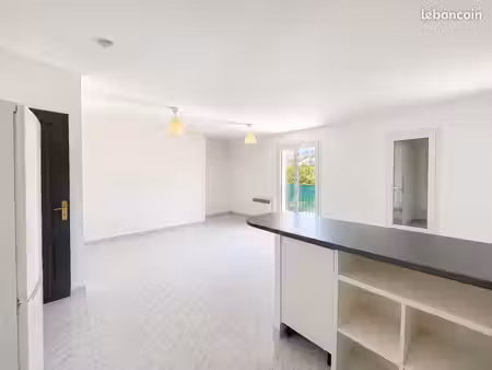 t3 70 m² – terrasse 11 m² – parking privé – environnement calme – centre, lycée et écoles 