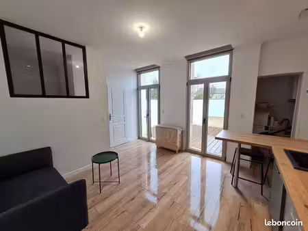 appartement meublé de 23m² avec un coin nuit. entièrement refait à neuf