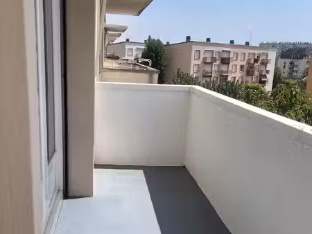 à louer - appartement t4 avec balcon, cave et vue dégagée