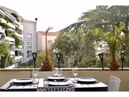 t2 meublé de standing terrasse, et cave prado / corniche