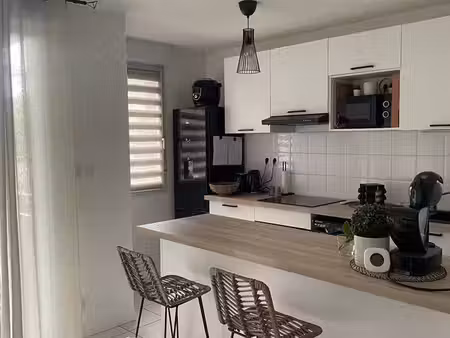 t2 meublé 43 m² – balcon, piscine & parking – saint-martin-du-touch