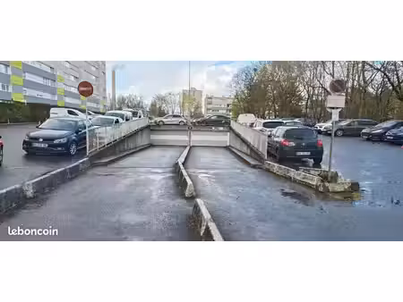 à louer — box fermé de 14 m² — ris-orangis (plateau)