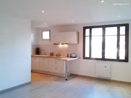 a louer t3 de 65 m2 situé au 2ème étage avec ascenseur