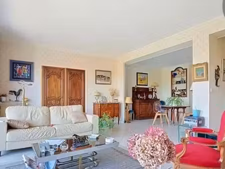 bel appartement dans immeuble de qualité