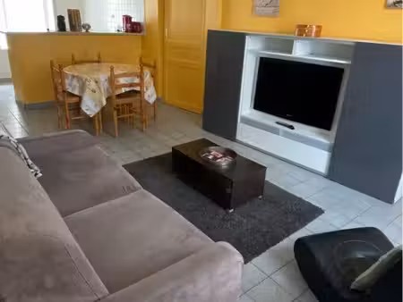 appartement t2 bis meublé centre ville, traversant et frais l’été situation idéale, tout à