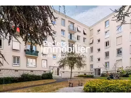appartement 3 pièces /2 chambres de 51,74 m2; balcon, cave, proche collège-lycée passy buz