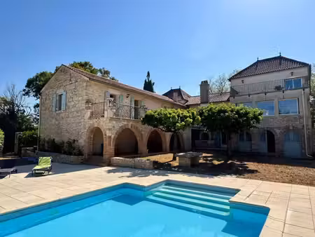 authentique propriété en pierre avec piscine et dépendances sur 36 hectares, nichée sur le