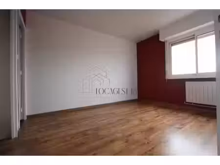 grand t2 de 60 m² avec parking et cave