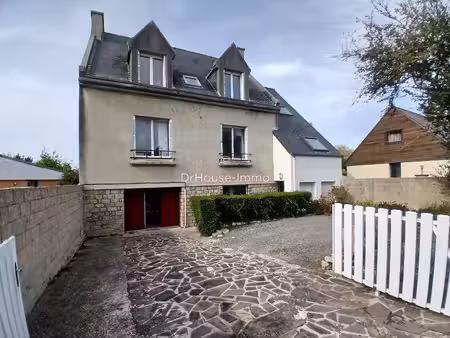 maison de ville 5 chambres, dépendances, terrain de 3142m2, proche plage.