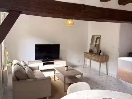 t2 meublé 46 m² – calme en cour intérieure – troyes centre