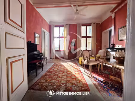 appartement place du marché aux fleurs — 97 m2, vue dégagée, centre historique, immeuble..