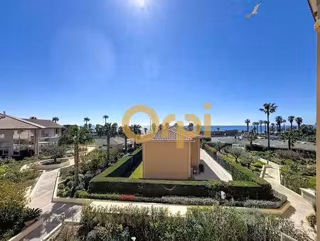 rare : grand 2 pièces vue mer entre port-fréjus et base nature avec garage